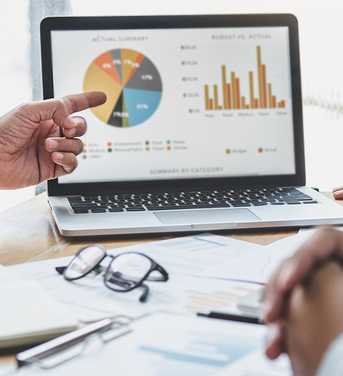 case-study-financial-storytelling-KREUZE Analyse van financiële data op laptop met grafieken als basis voor besluitvorming in groeifase